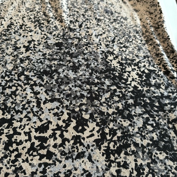 Jaclyn Smith Front Gathered V-Neck Blouse Short Sleeves Paint Splatter Design M - Picture 5 of 16